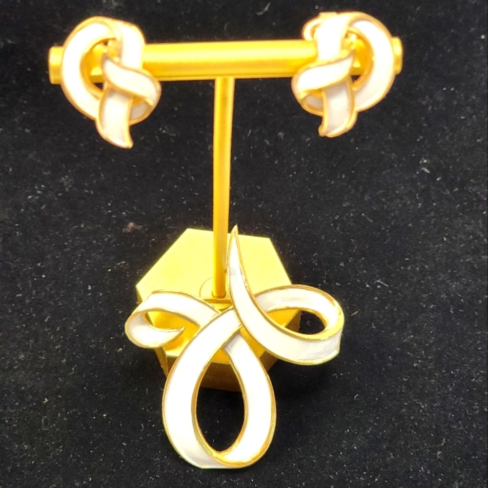 Crown Trifari Gold and White Enamel Brooch and Earring Knot Set